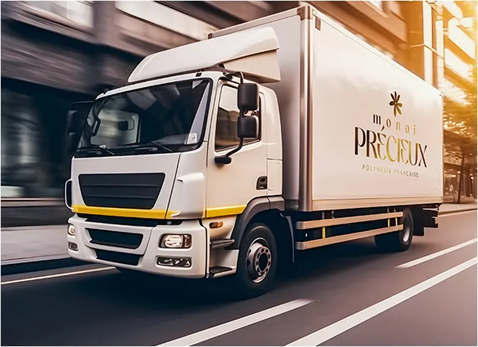 Caminhão de entrega branco com o logotipo dourado da Monoi Précieux em movimento rápido na cidade